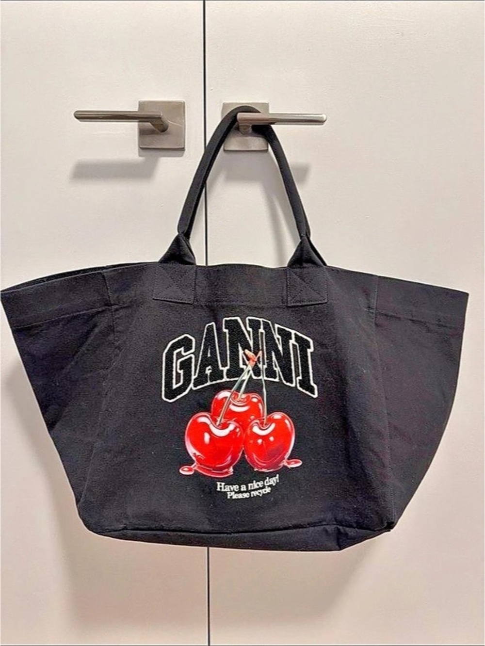 GANNI Black XXL Cherry Tote Graphic Tote Black & Red